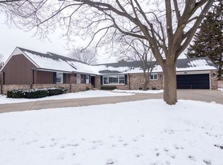 1060 Woodbine Ln, Northbrook, IL 60062