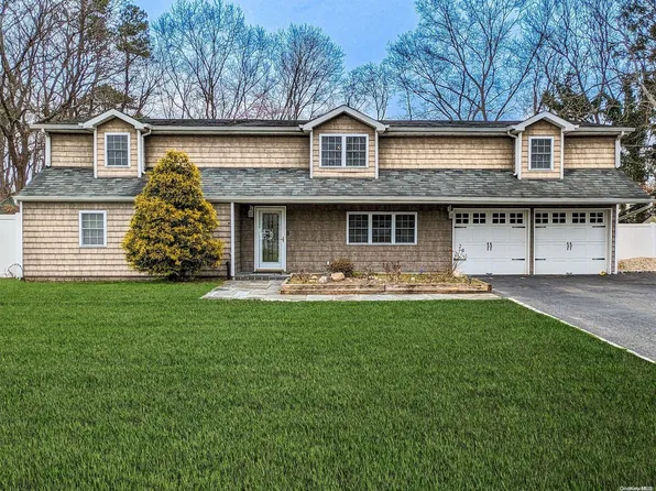 5 Arden Court, Farmingville, NY 11738