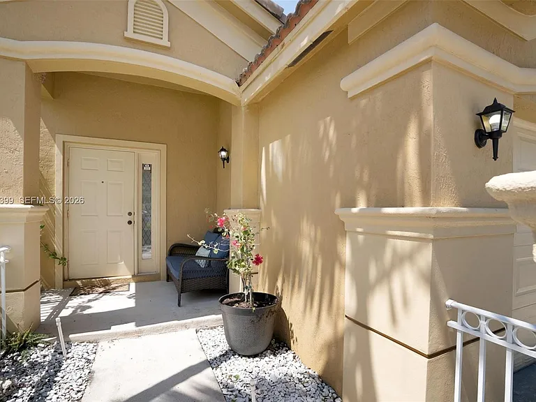 899 Phoenix Way — Photo 2