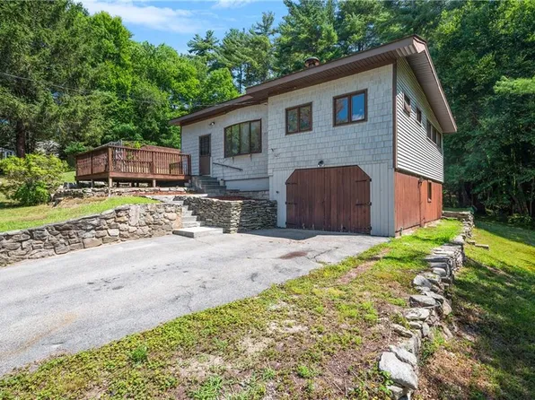 627 Lake Washington Dr, Glocester, RI 02814