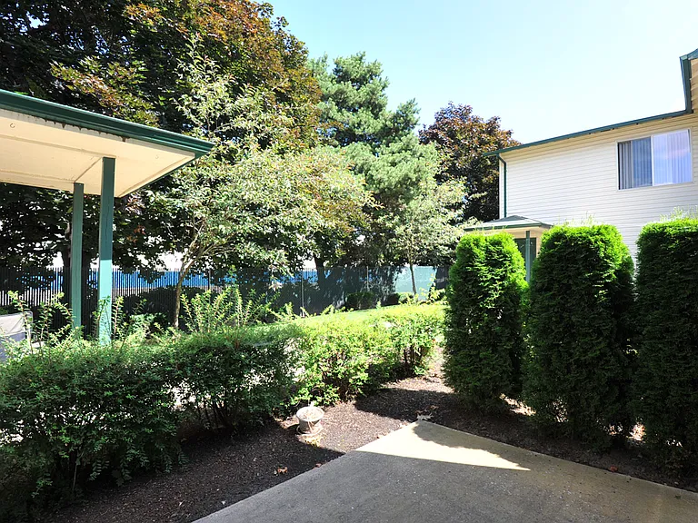Emerald Pointe — Photo 8