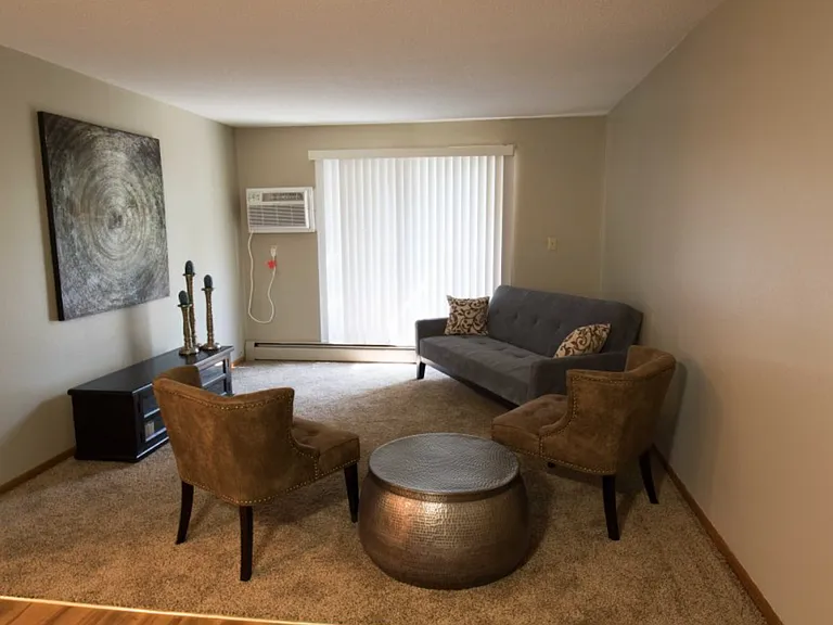 Kings Kourt Apartments — Photo 6
