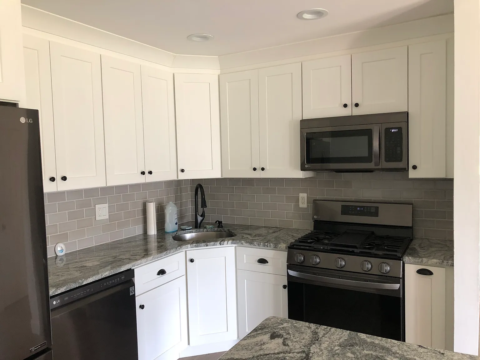 2 bed, 1072 sqft, $2,100 — Photo 4