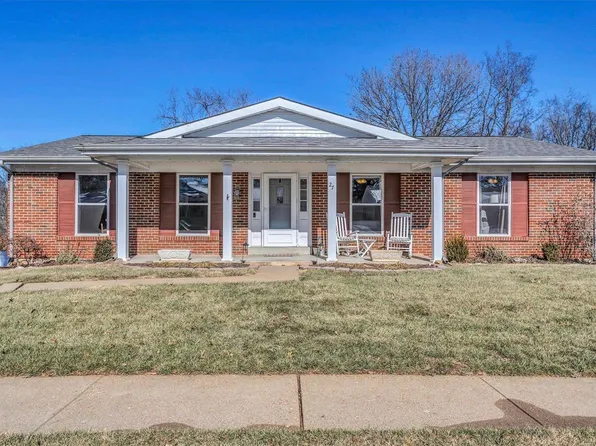 27 Quail Woods Dr, Fenton, MO 63026