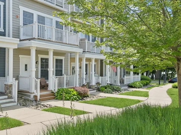 20 Lake View Rd, Hawthorn Woods, IL 60047