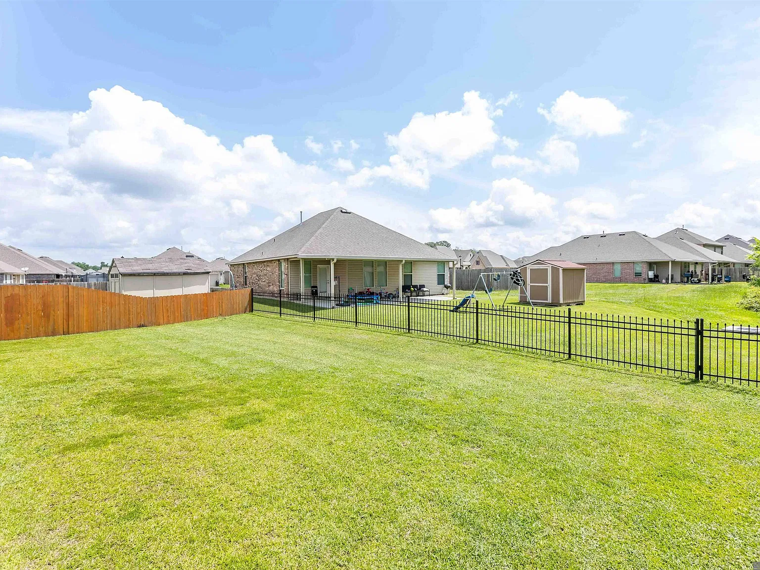 4 bed, 2346 sqft, $2,500 — Photo 3