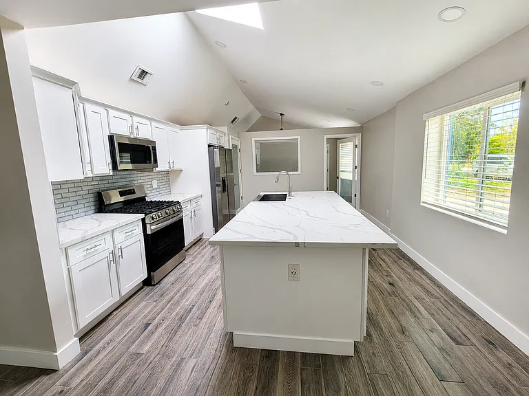 535 W 15th St — Photo 5