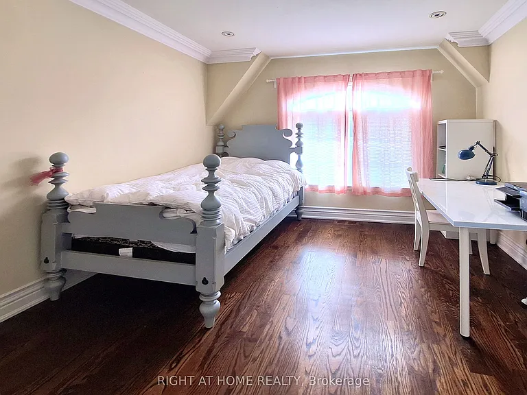 378 Douglas Ave — Photo 18