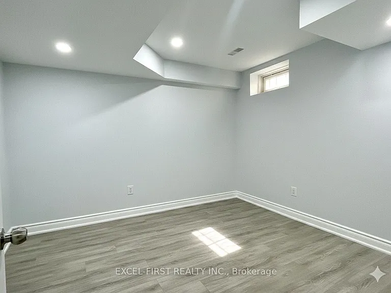 31 Ames Cres — Photo 11