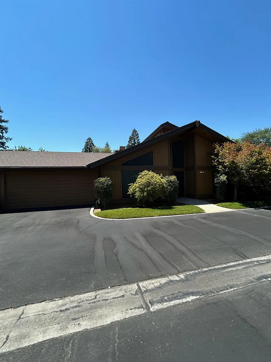 6260 N Palm Ave Unit 109 photo 1