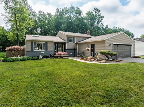 8543 Greenbriar Dr, Olmsted Falls, OH 44138