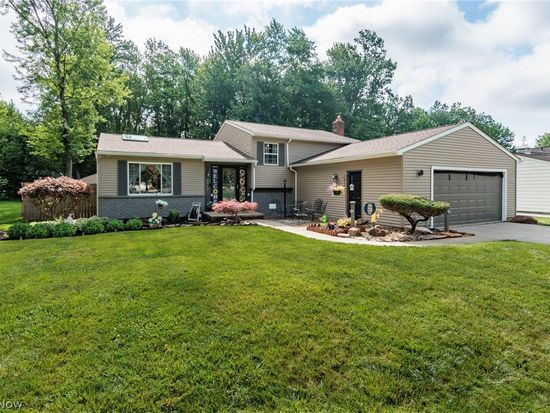 8543 Greenbriar Dr, Olmsted Falls, OH 44138