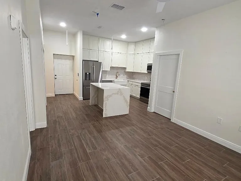 701 Mirror Lake Dr N #105 — Photo 5