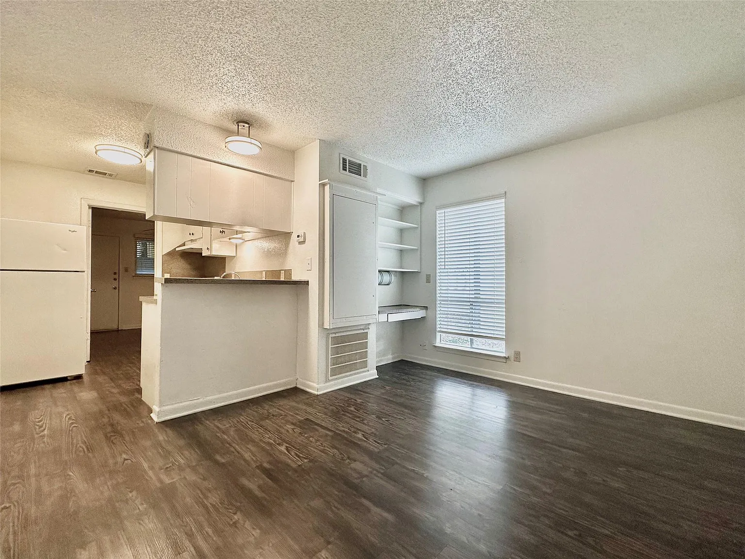 1 bed, 1.0 bath, 450 sqft, $1,000 — Photo 2