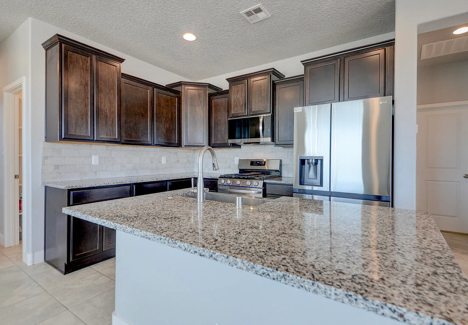 3 bed, 2.5 bath, 1950 sqft, $2,300 — Photo 3
