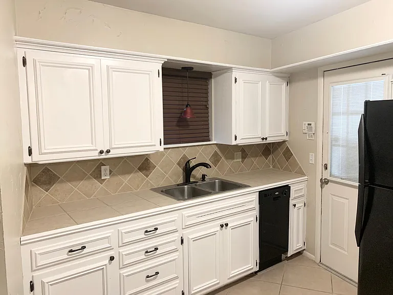 4616 N Harvey Pkwy — Photo 12