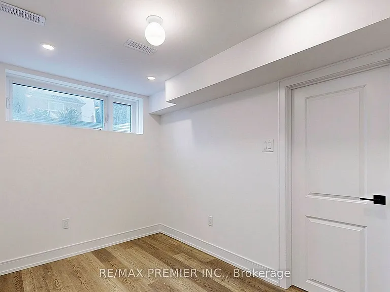 208 McRoberts Ave W #LOWER — Photo 16