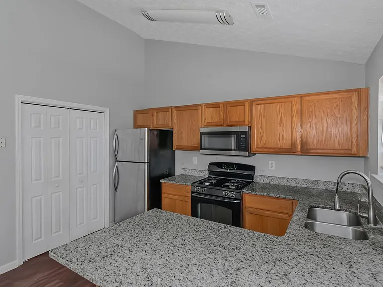 401 Edgewood Dr — Photo 6