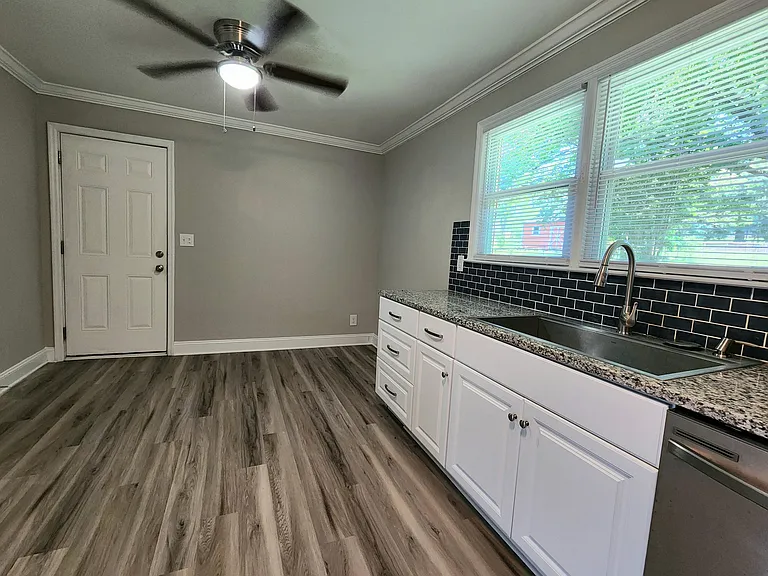 445 Summerland Dr — Photo 5