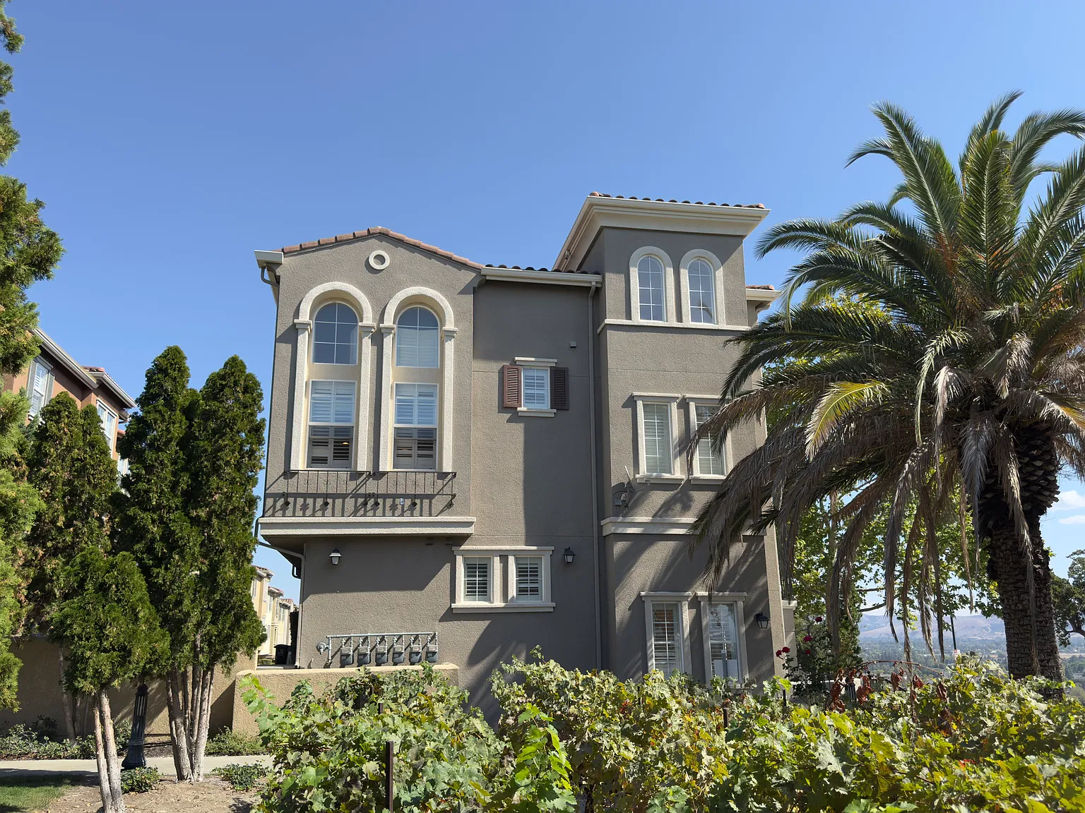 3 bed, 3.5 bath, 2261 sqft, $4,900 — Photo 3