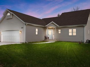 525 Island View Cir, Neosho, WI 53059