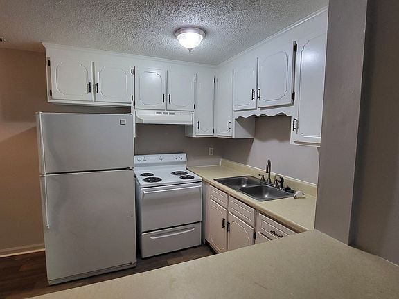 3rd image of 801 E 6th St #C