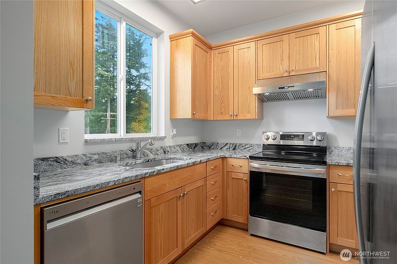5th image of 161 Oak Street