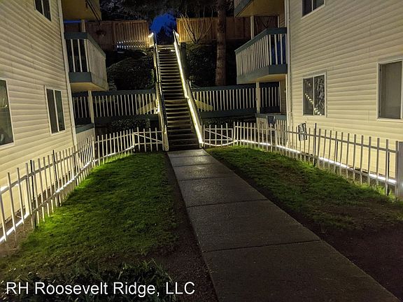 5th image of 12002 Roosevelt Way NE #B301