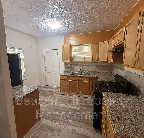 9904 North Blvd — Photo 2