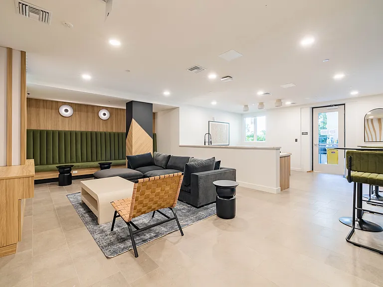 815 S Kingsley Dr — Photo 32