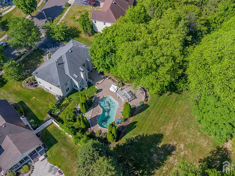 61 Amherst Way — Photo 66
