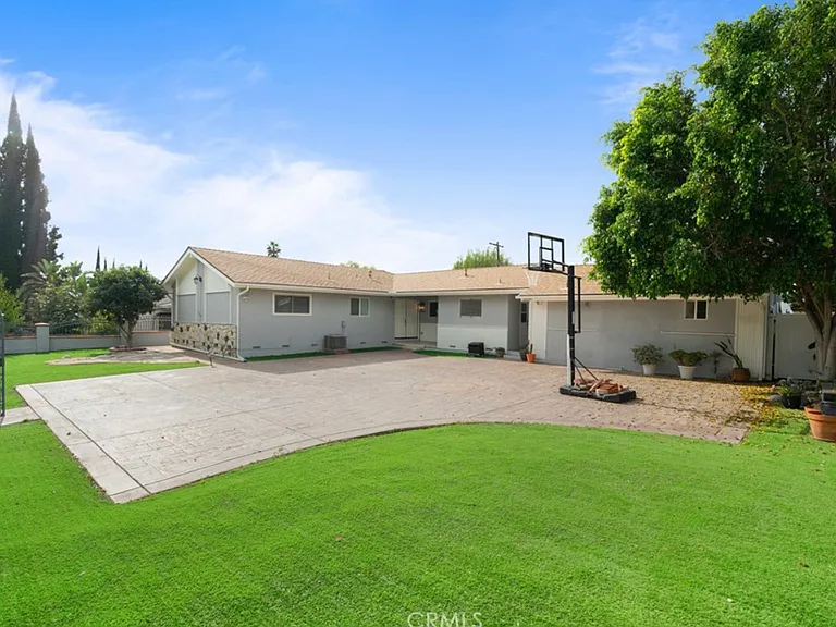 11027 Reseda Blvd — Photo 1