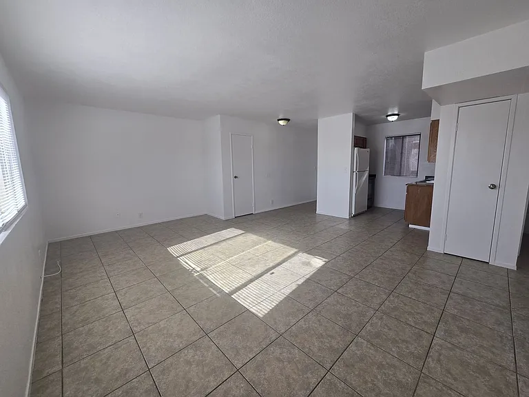 213 E Foster Ave — Photo 6
