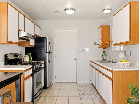 4th image of 732 Rebecca Loop NE