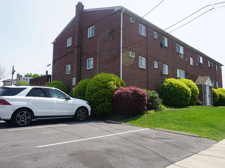 Llanerch Place Apartments — Photo 4