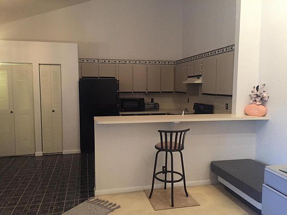 3rd image of 4385 Woodstock Dr APT A