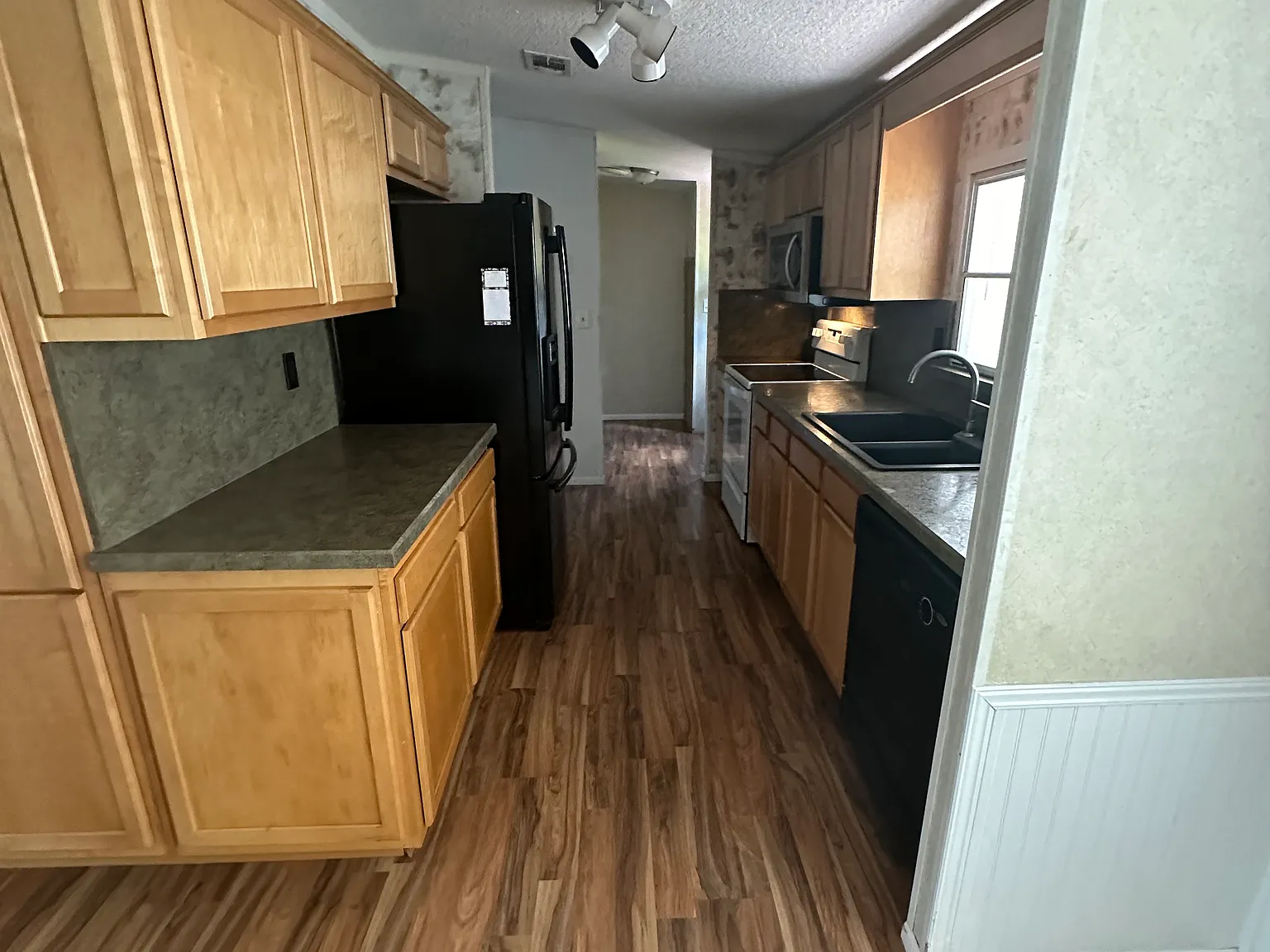3 bed, 1690 sqft, $1,600 — Photo 4