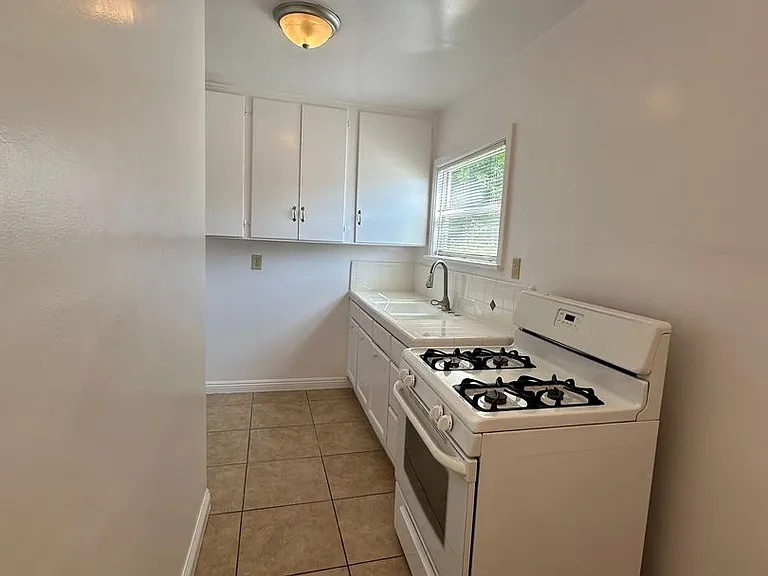 3043 1/2 Larga Ave — Photo 5
