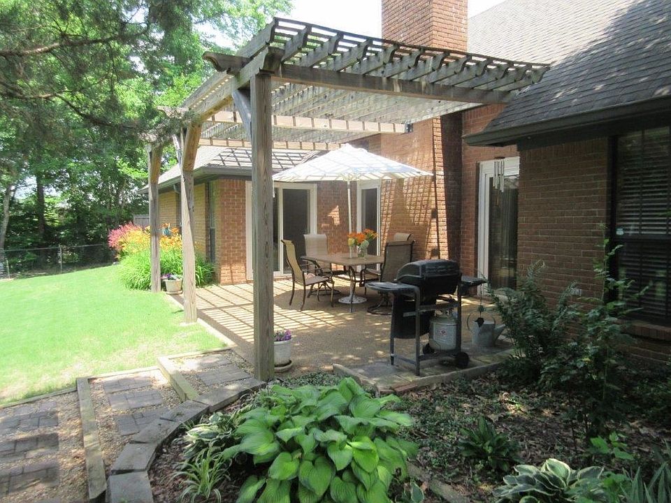 2nd image of 803 Maplewood Dr