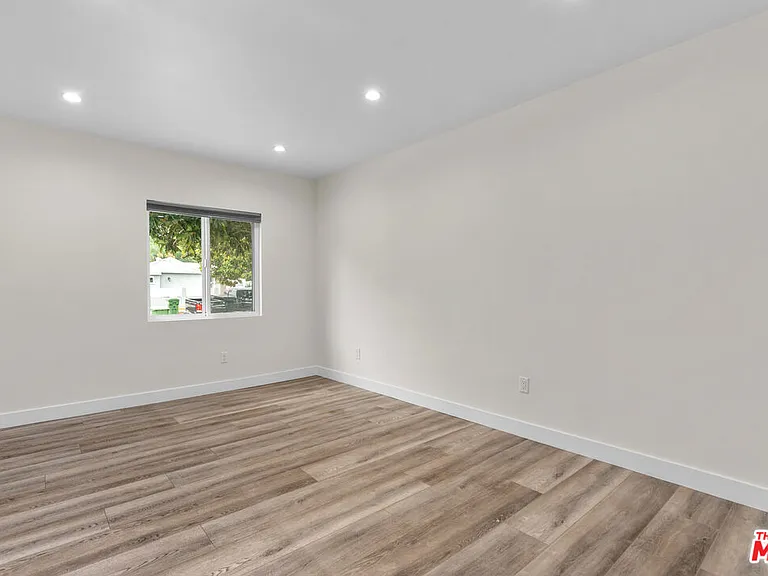 18343 Calvert St — Photo 14