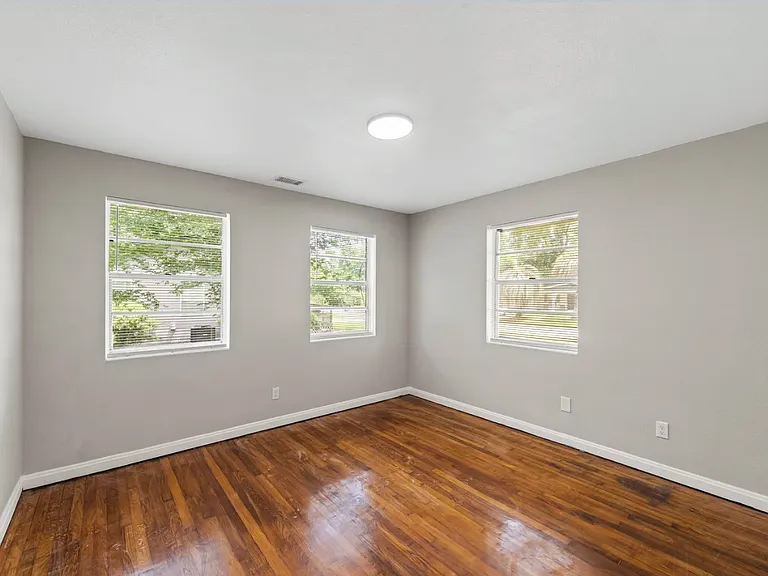 1184 Woodruff Ave — Photo 5