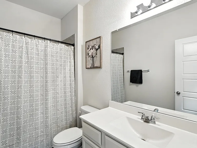 BATHROOM W/TUB