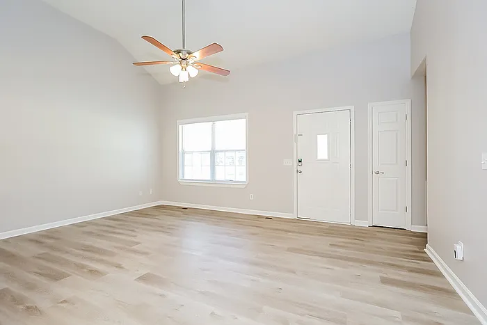 1031 Heydel Cir — Photo 3