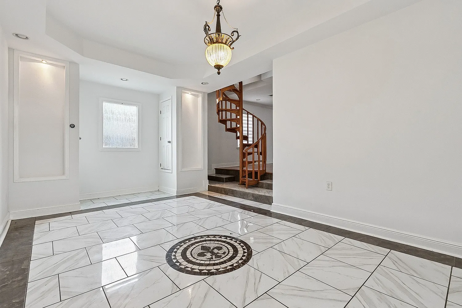 2135 Mirabeau Avenue — Photo 1