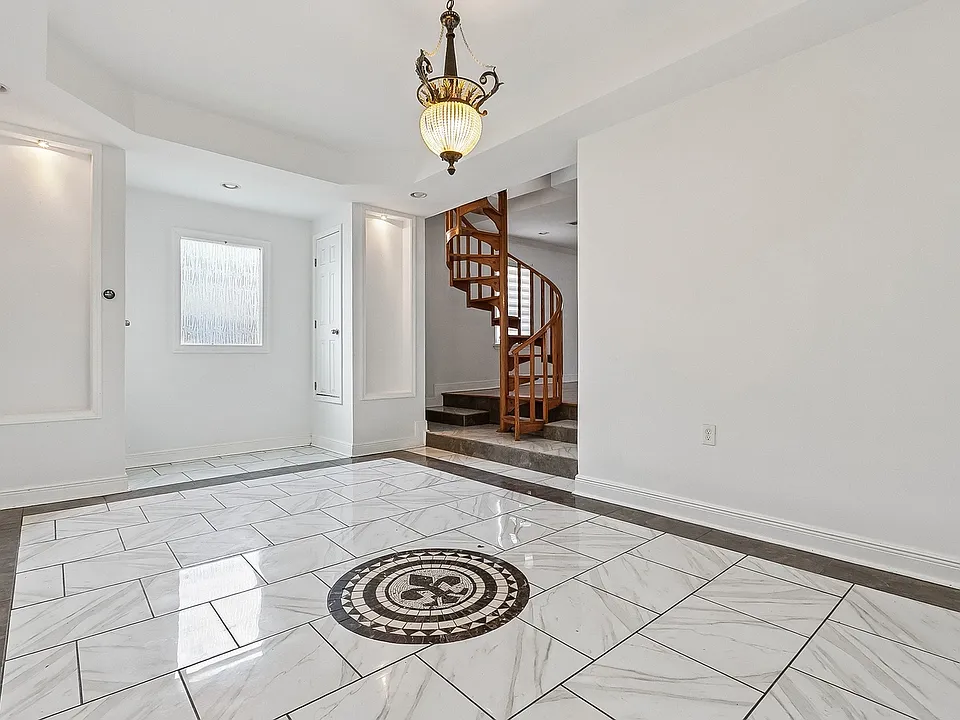 2135 Mirabeau Ave #2