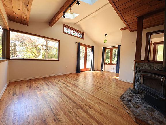 5th image of 3946 Lk Wood Ct