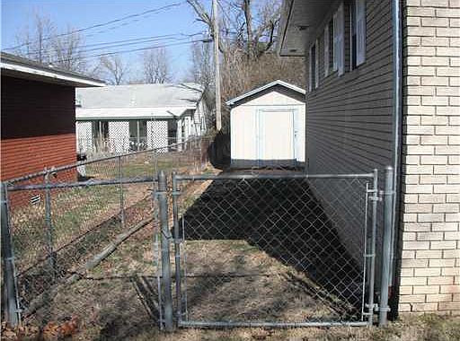3rd image of 1825 W Pine St
