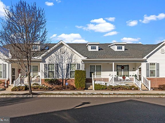 3rd image of 15014 Dahlia Dr
