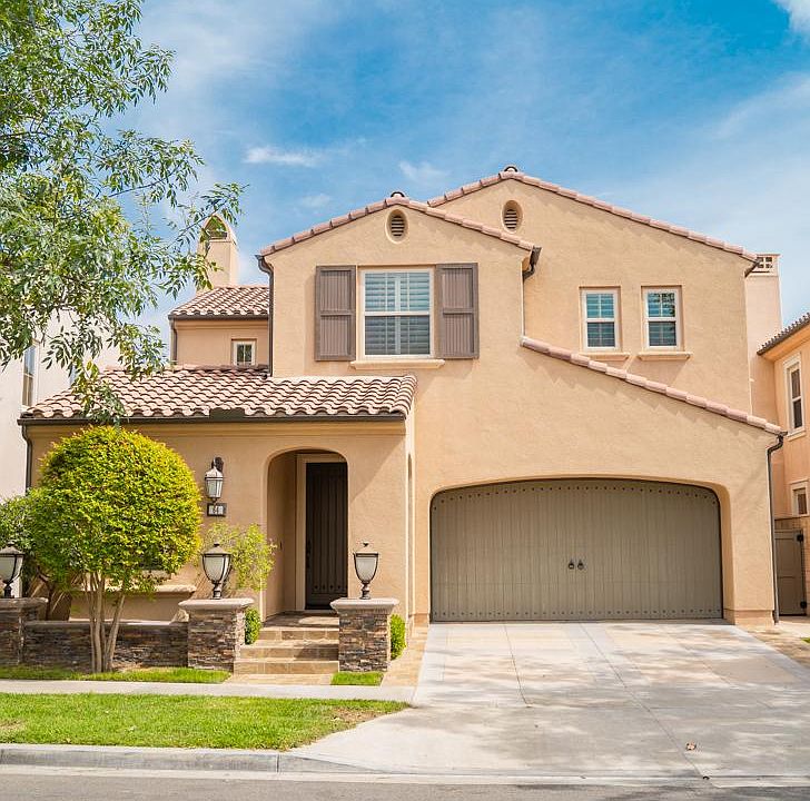 Detached singe family in highly-coveted Woodbury community