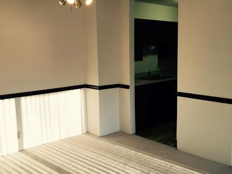 Natural lighting coming into a dinning room at Whispering Isle.